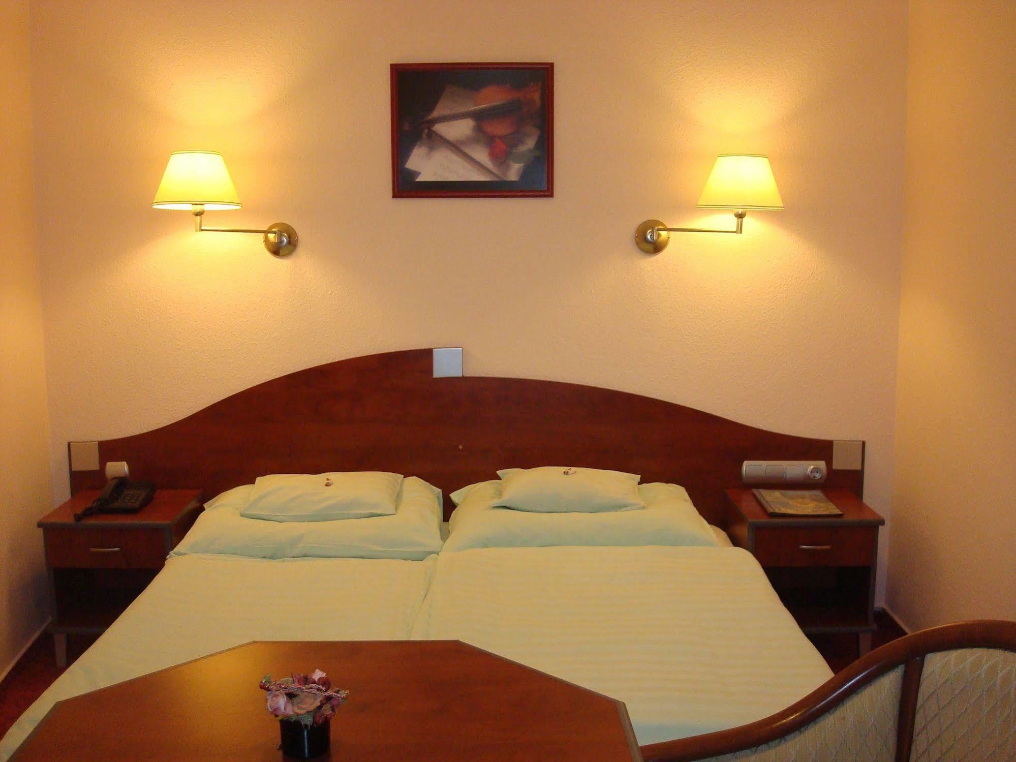Hotel Romantik เอ็กเกอร์ ภายนอก รูปภาพ